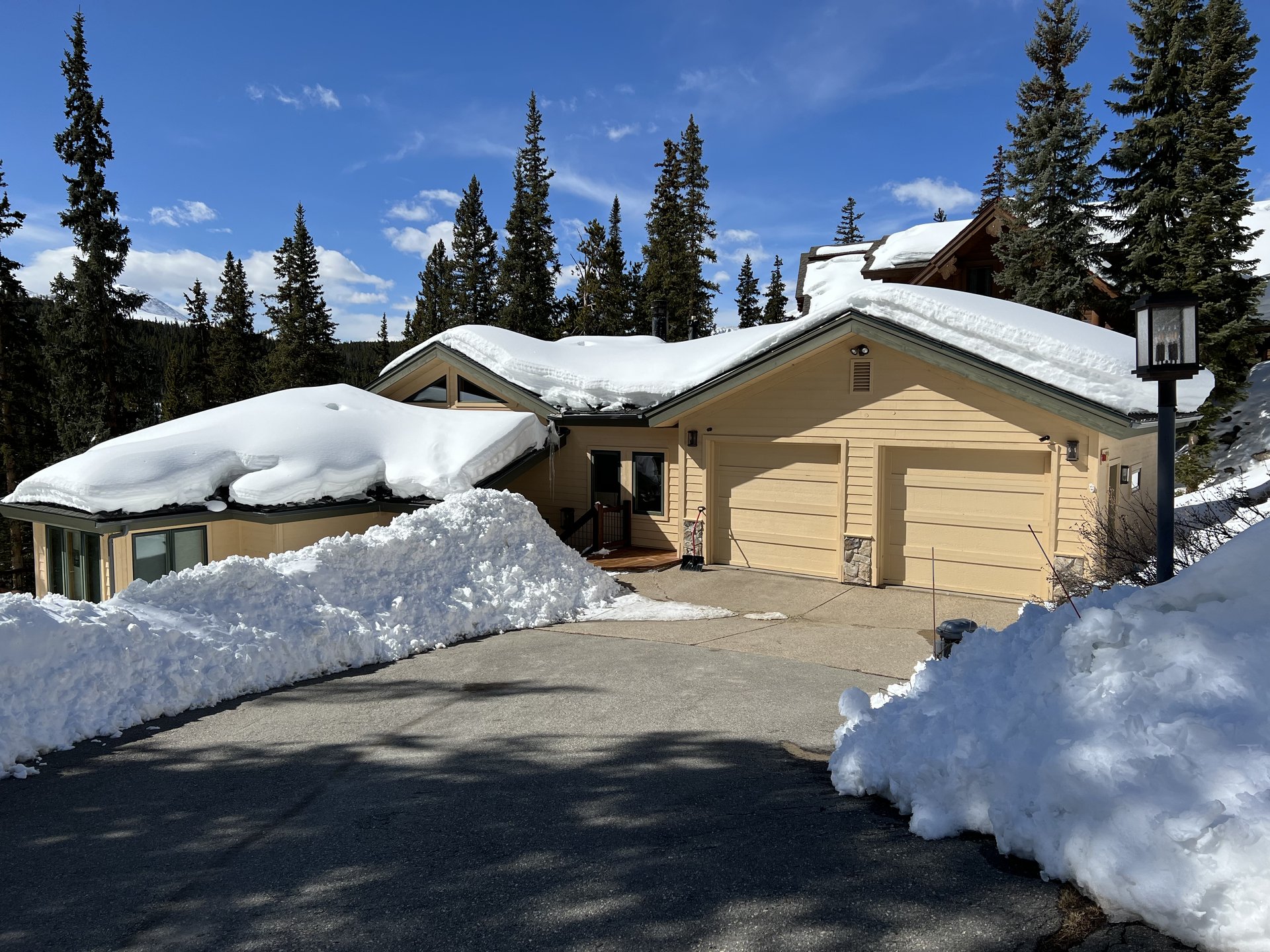 Nead Sionnach mountain home in winter, surrounded by snow-covered pines in Breckenridge, Colorado